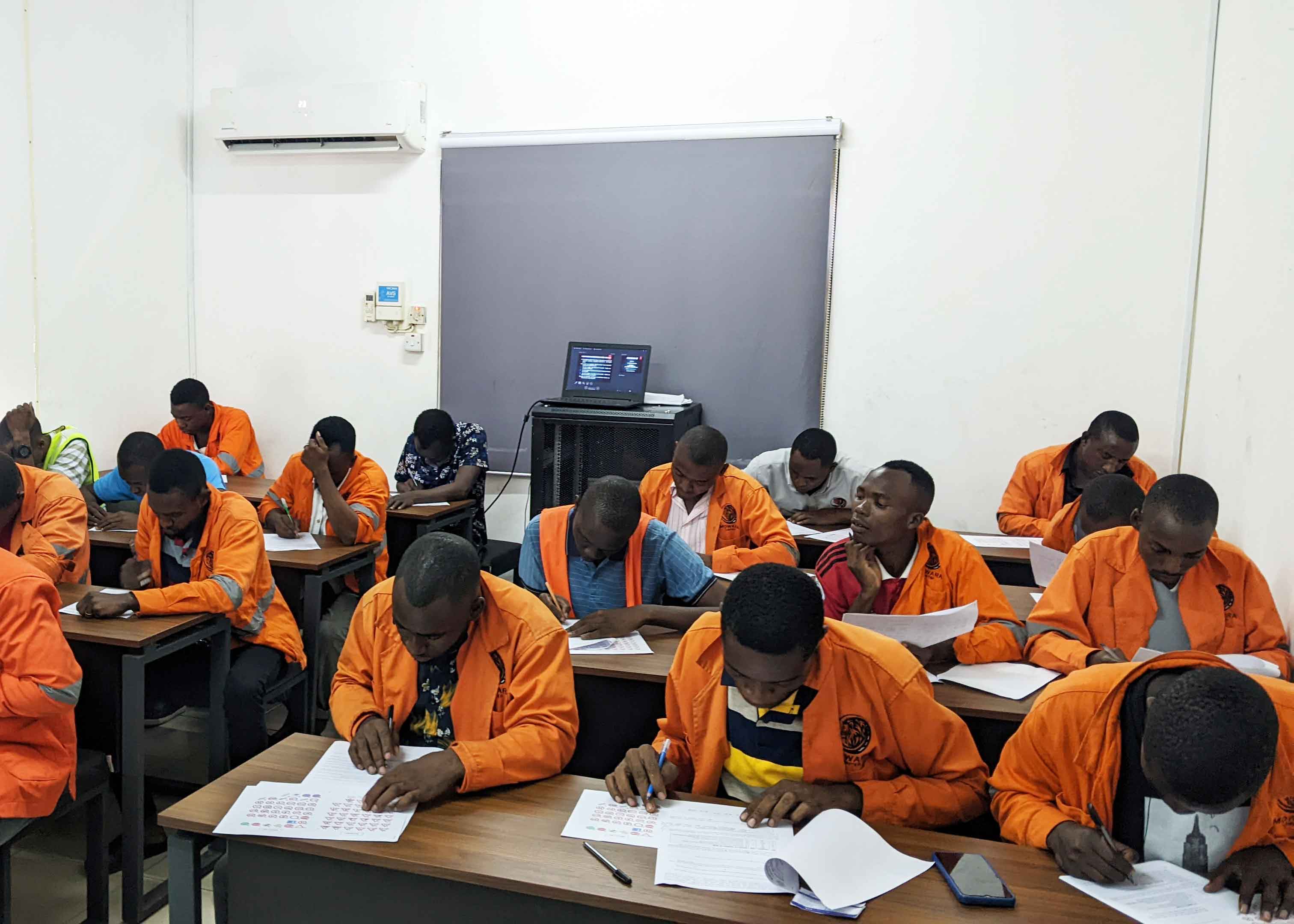 MADEREVA WA KAMPUNI WAKIWA KWENYE MAFUNZO YA HGV