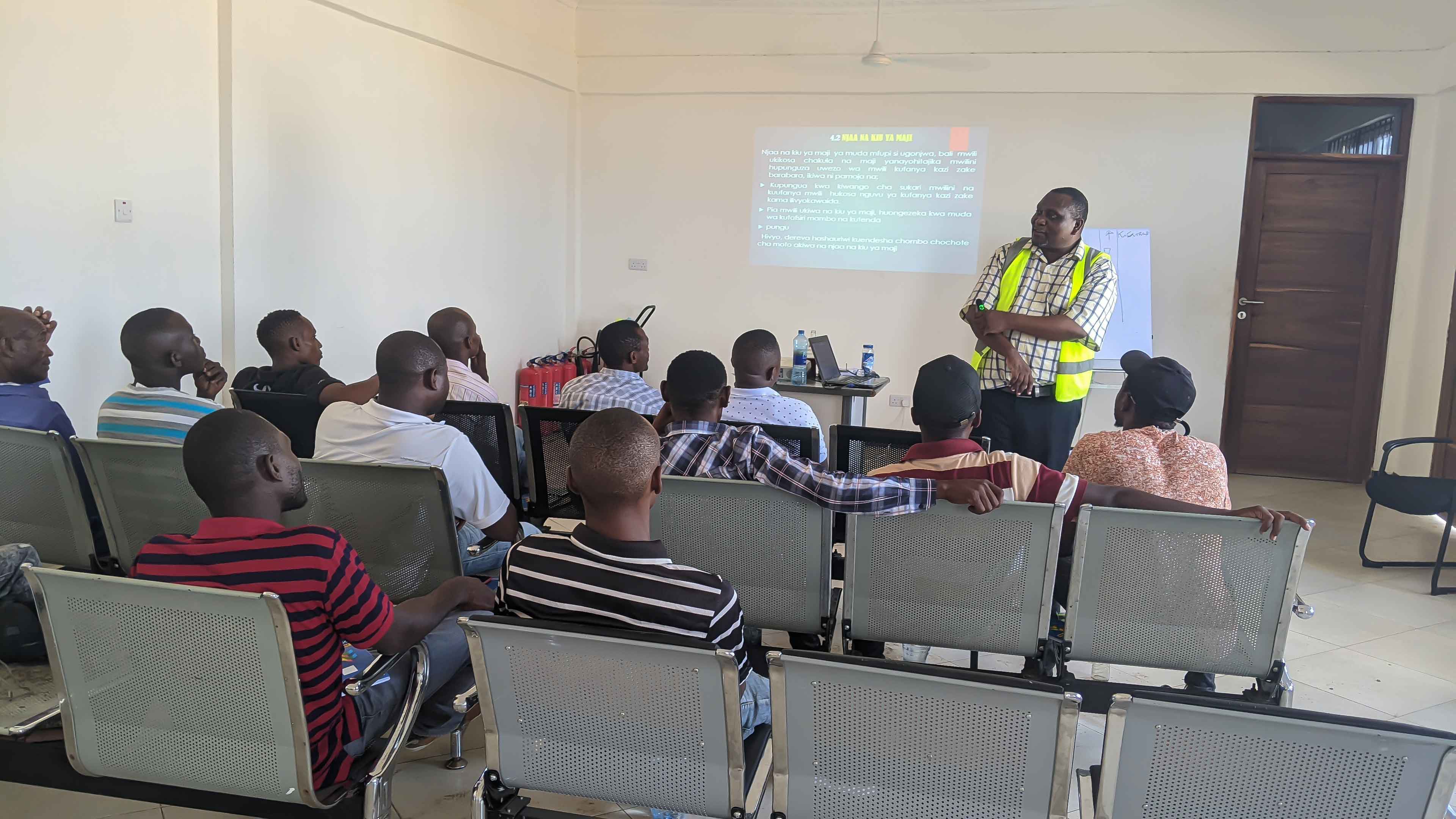 MADEREVA WA KAMPUNI WAKIWA KWENYE MAFUNZO YA HGV