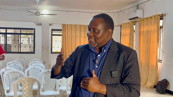 Mkurugenzi Mr. Robert Mkolla wakati wa mkutano- UVIKUWA